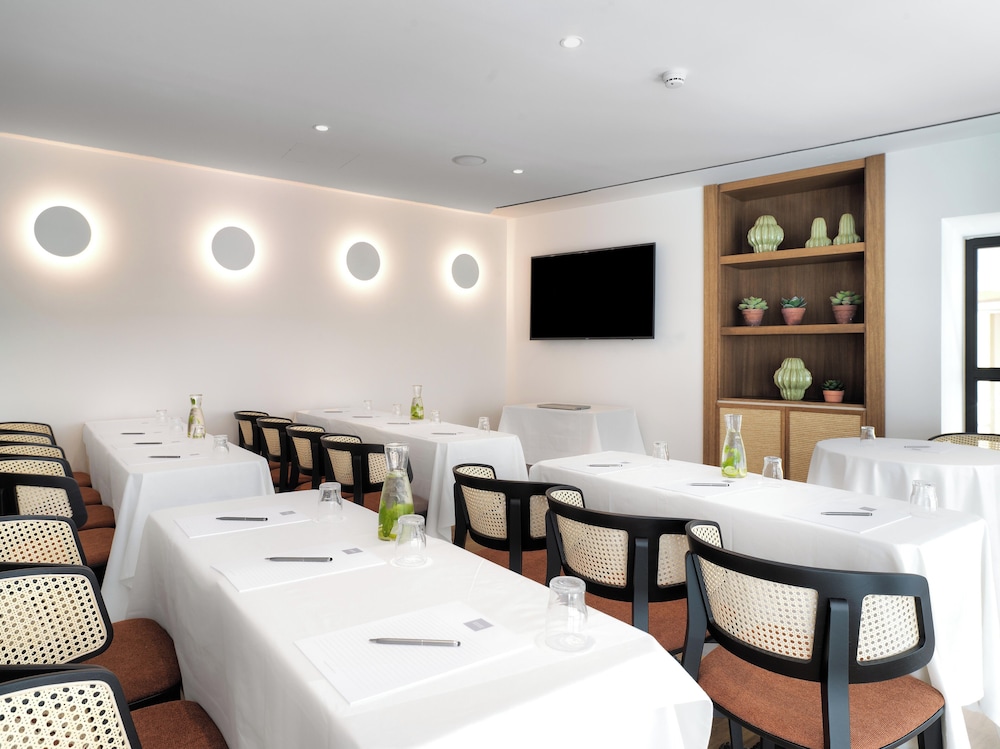 Leonardo Boutique Hotel Larnaca 57/62