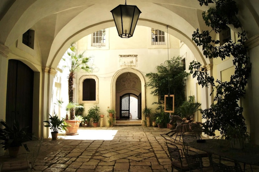 Palazzo De Castro 6/78