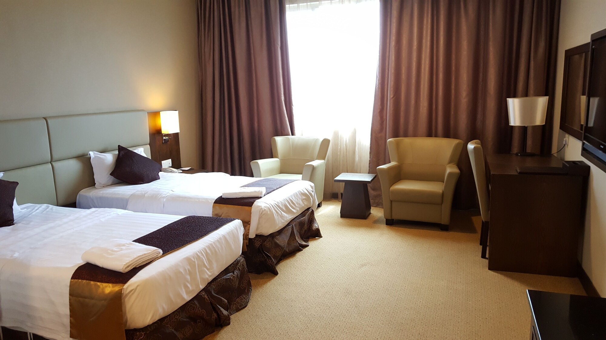 JUNIOR SUITE, KING BED, CITY VIEW