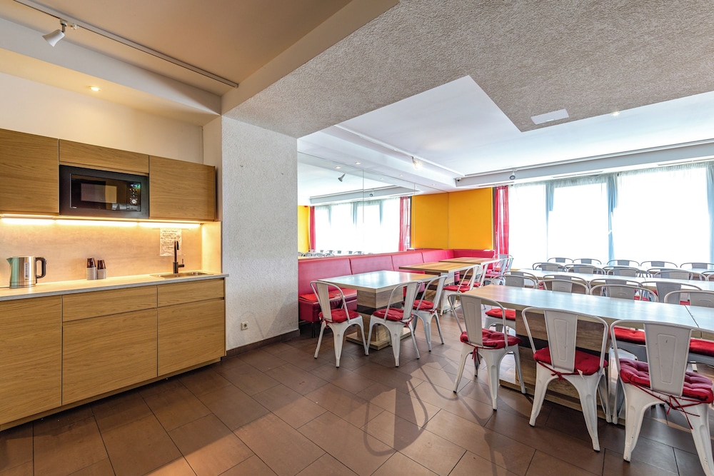 A T Holiday Hostel Wien 59/77