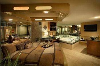 The Champagne Lodge Luxury Suites 18/25