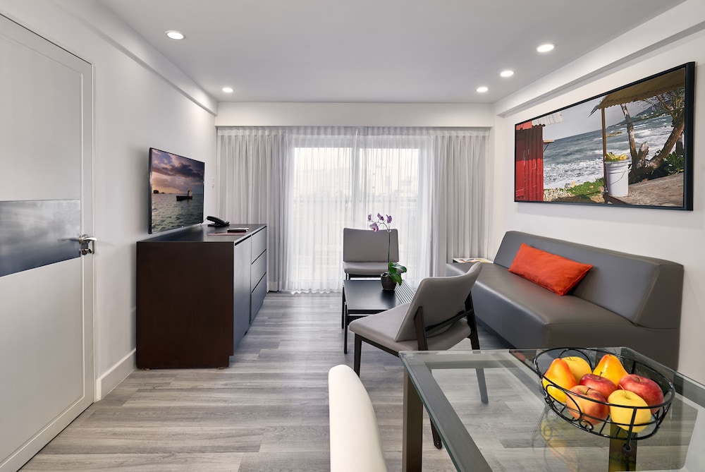 R Hotel Kingston 26/41