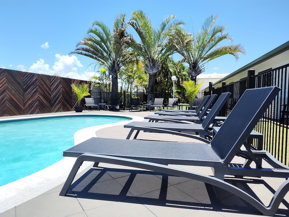 PACIFIC PALMS MOTOR INN 33/64