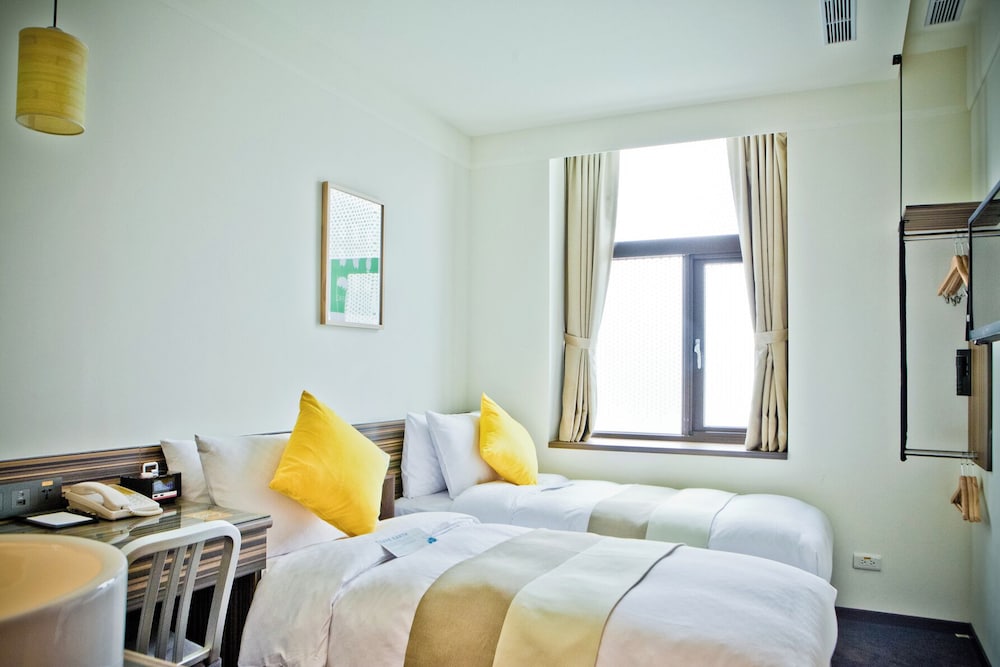 ROOM, TWIN BEDS