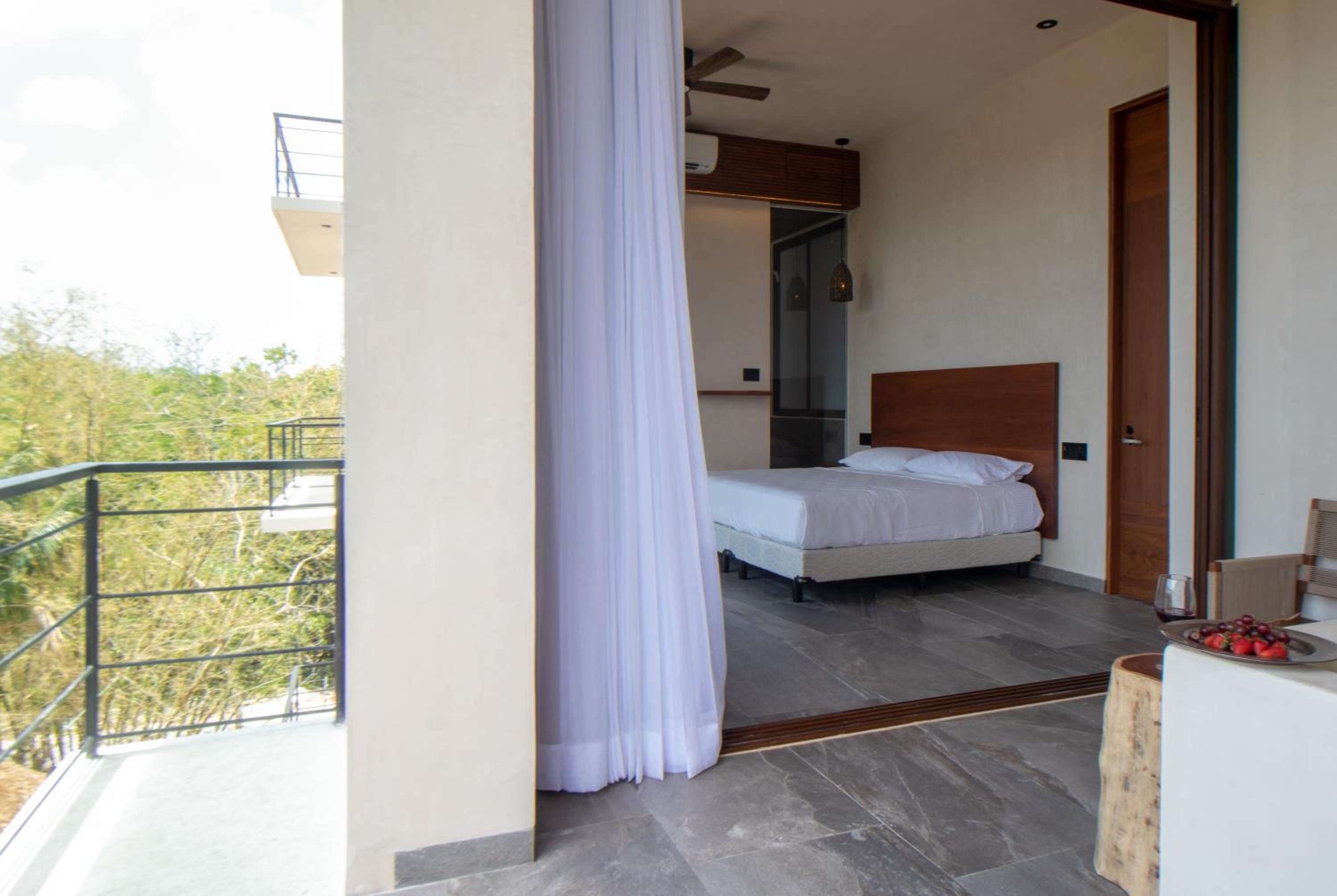 SUPERIOR, QUEEN BED