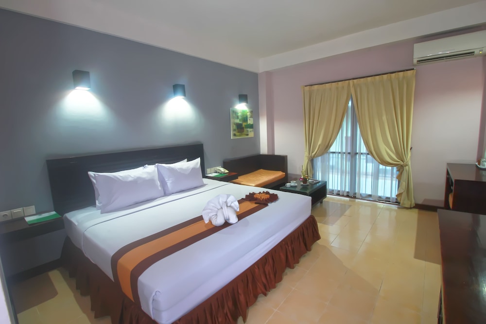 The Grand Santhi Hotel 24/69
