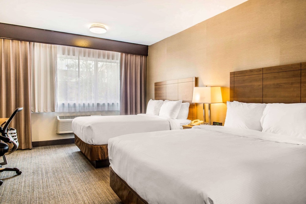 Quality Hotel Dorval Aeroport 8/59