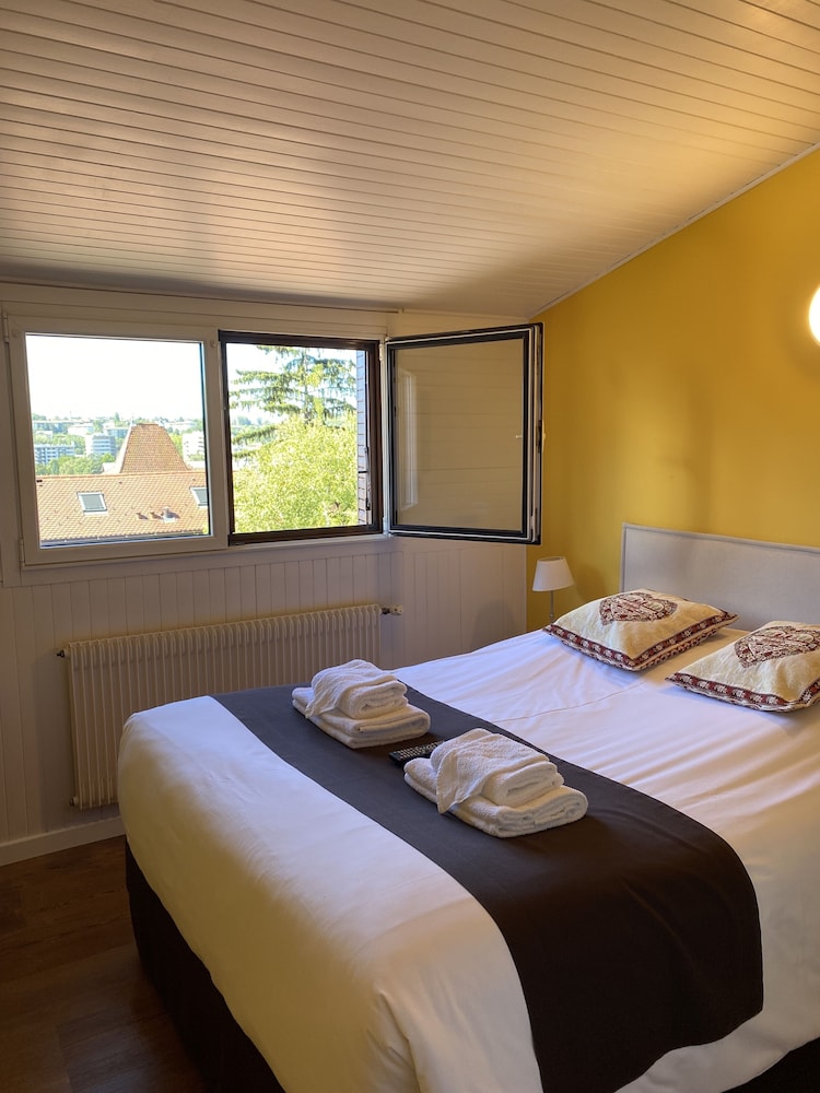 ROOM, DOUBLE BED