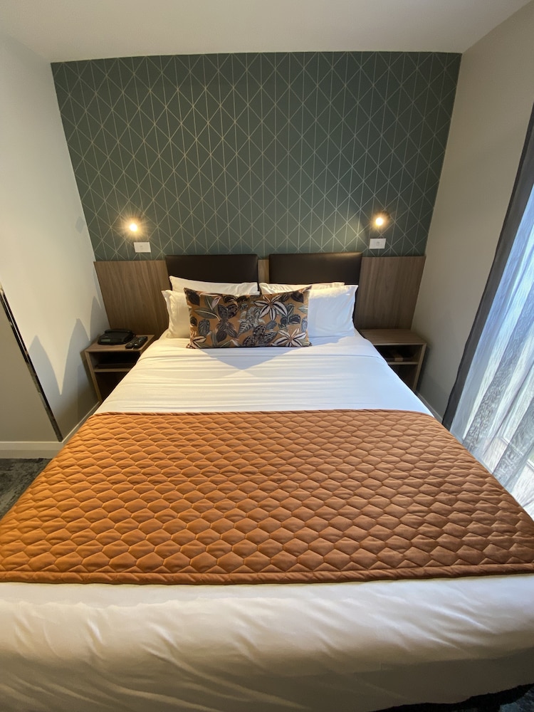 Trinity Hotel 5/50