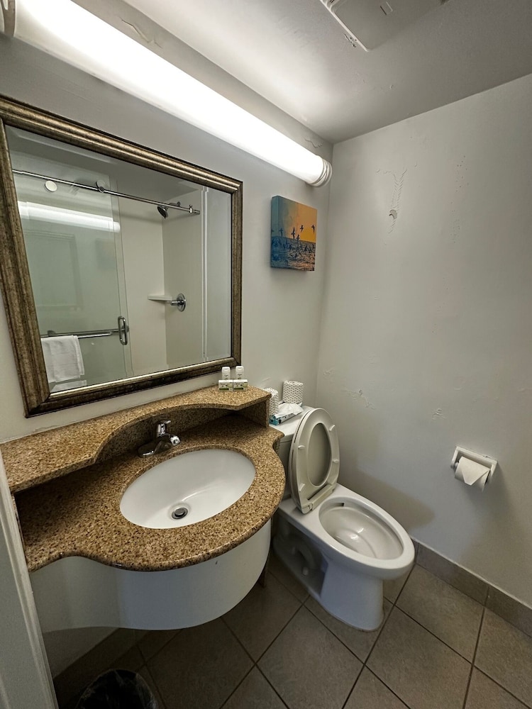 Ramada By Wyndham Virginia Beach 32/37