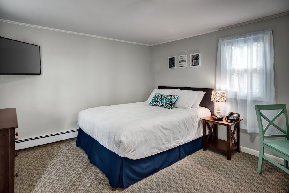 Studio, Queen Bed, Kitchenette, Kittery Inn and Suites 3/4