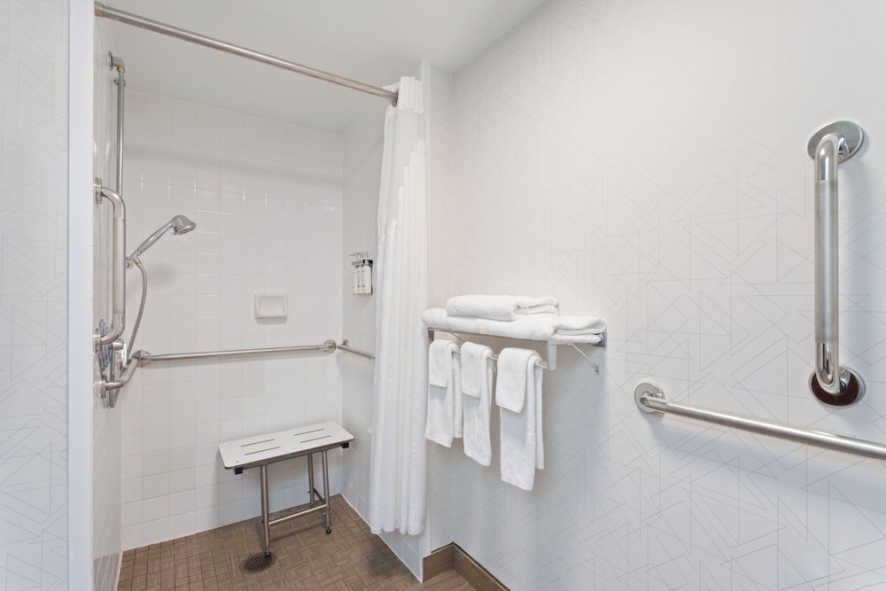 غرفة قياسية بسريرين كوين لذوي الإعاقة، Holiday Inn Express and Suites Cincinnati Riverfront, an IHG Hotel 8/8