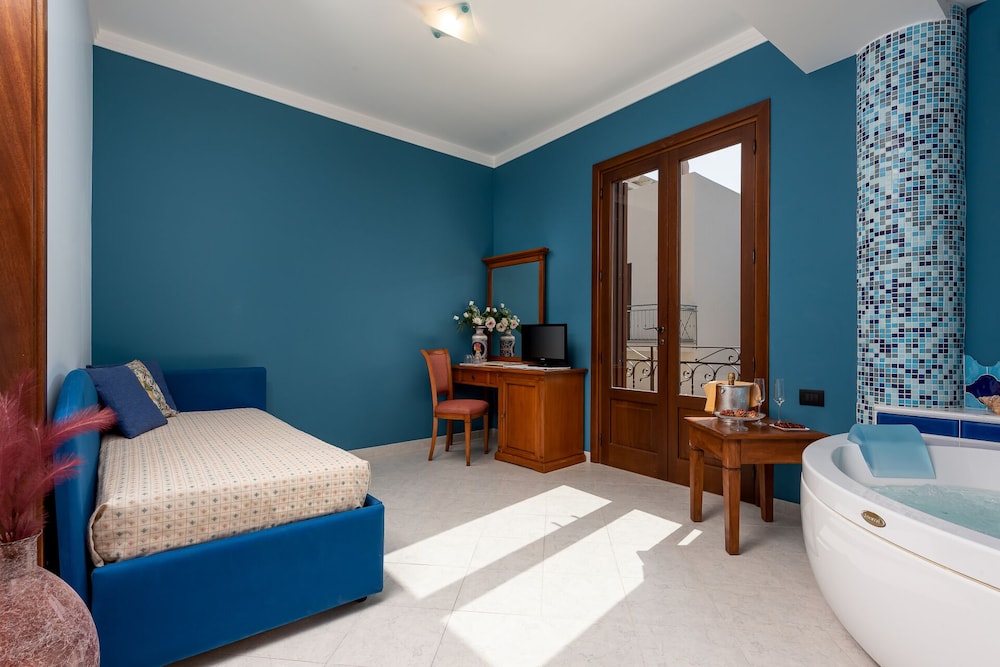 Hotel Mediterraneo 11/27