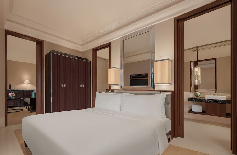 EXECUTIVE, KING BED