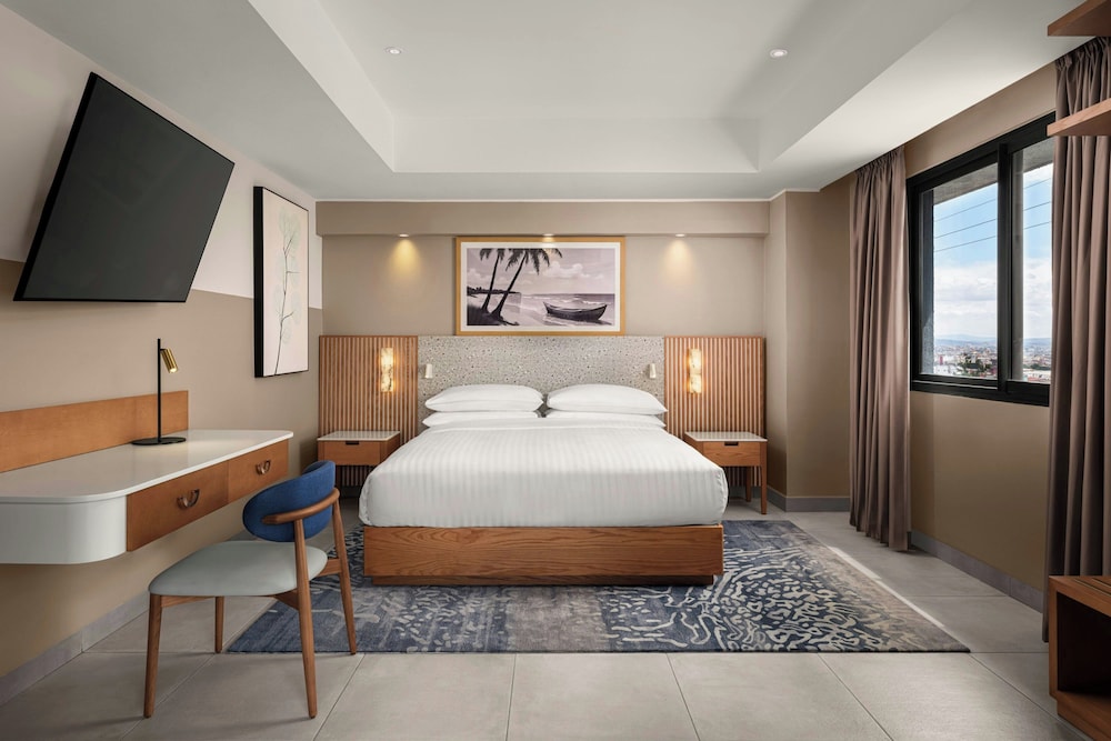 2 Bedrooms, Suite, King Bed
