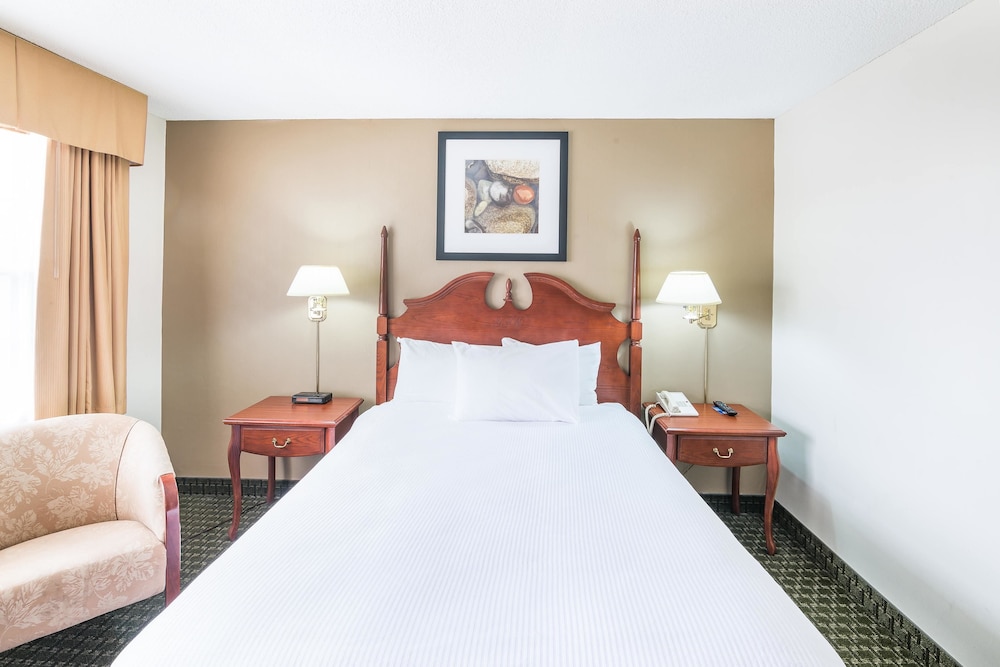 Ramada by Wyndham Thunder Bay Airlane Hotel 13/50