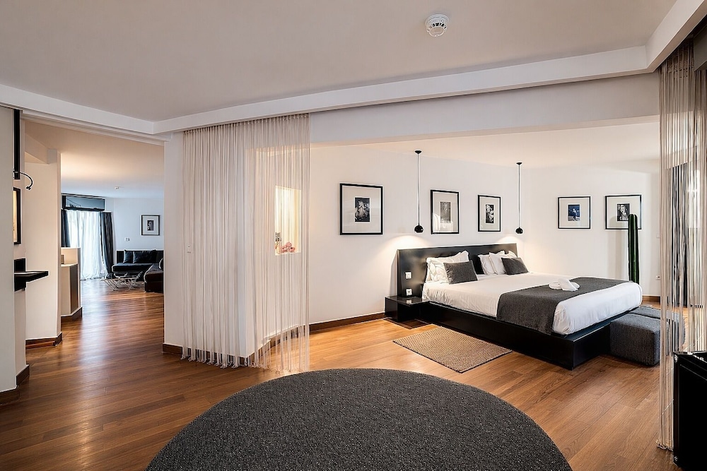 EXECUTIVE, SUITE, KING BED