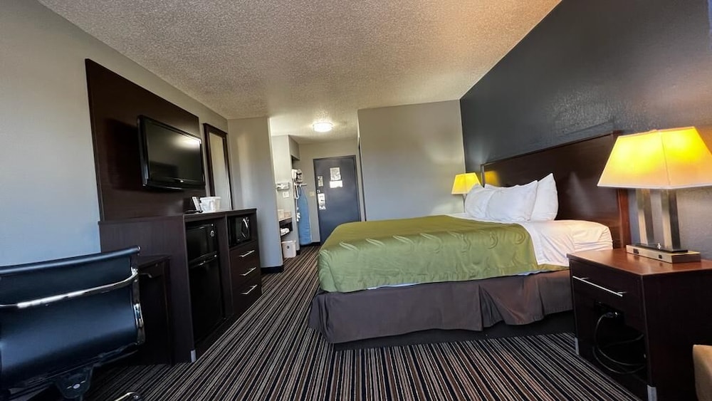 Colby Inn and Suites 15/25
