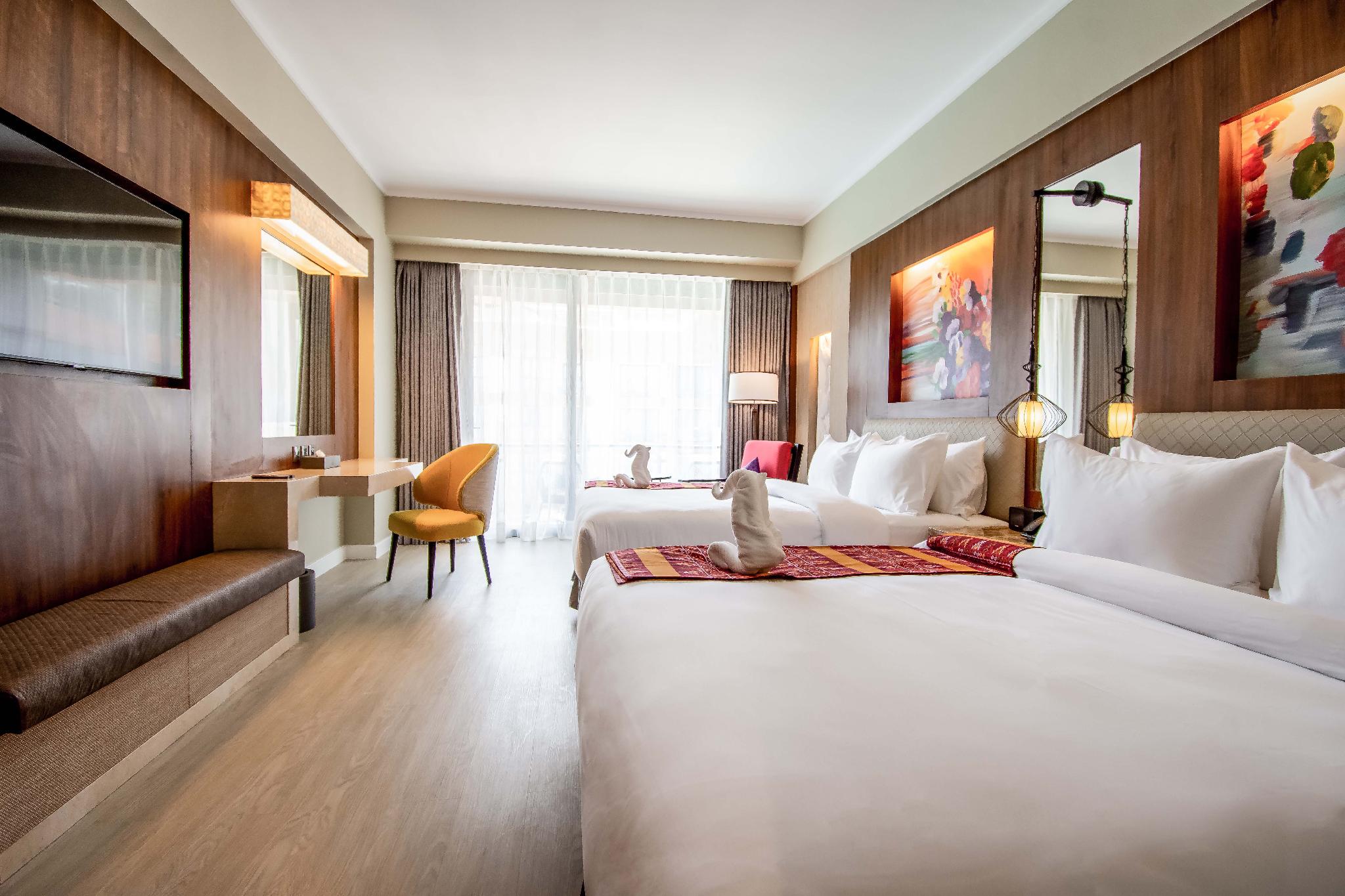 Grand, East, Deluxe, 2 Double Beds, Pool View