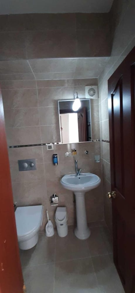 Everest Apart Hotel 54/55
