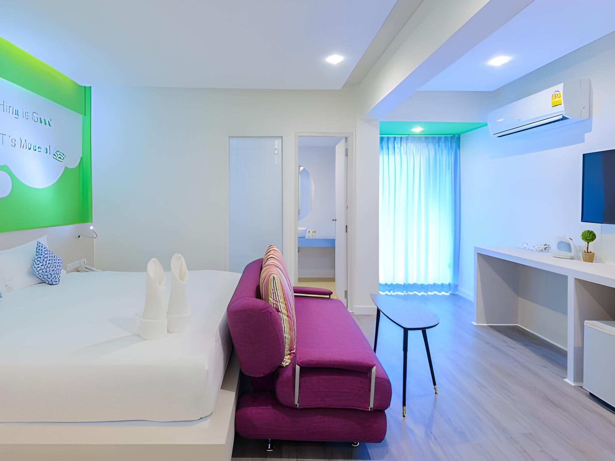 Suite, Queen Bed, Shared Kitchen, Balcony, Kitchen