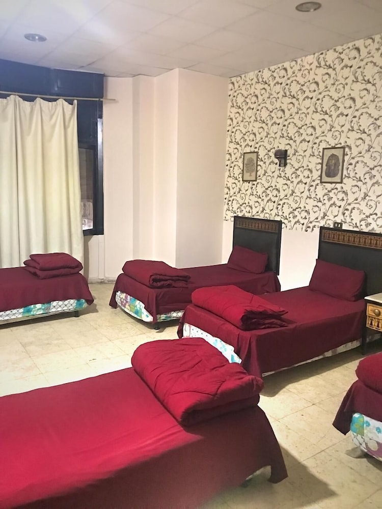 One Season Hostel 64/72