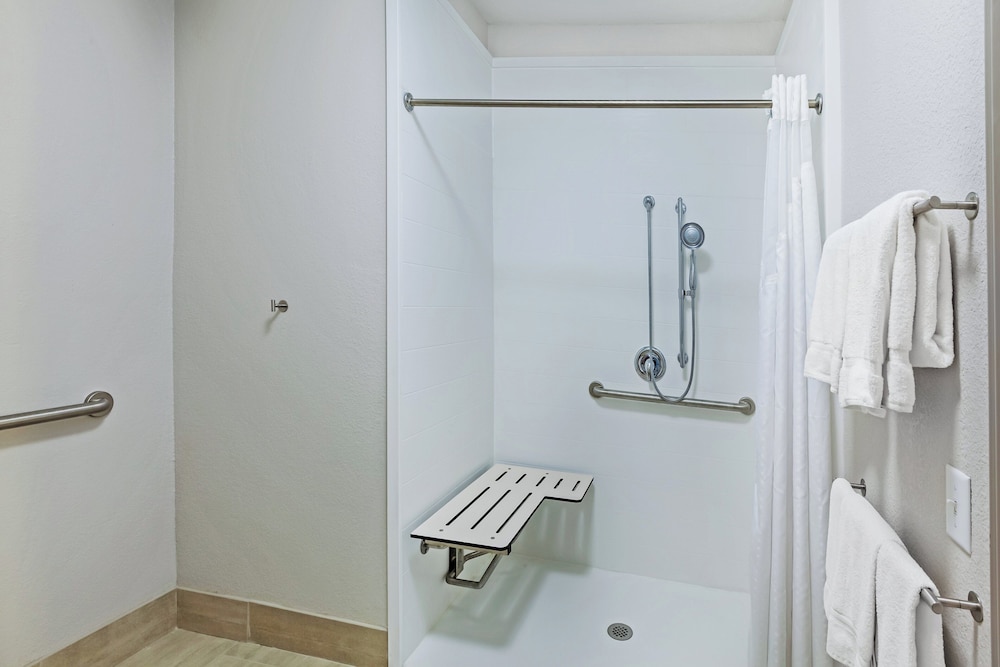 Holiday Inn Express Hotel And Suites Dallas Lewisville 68/69