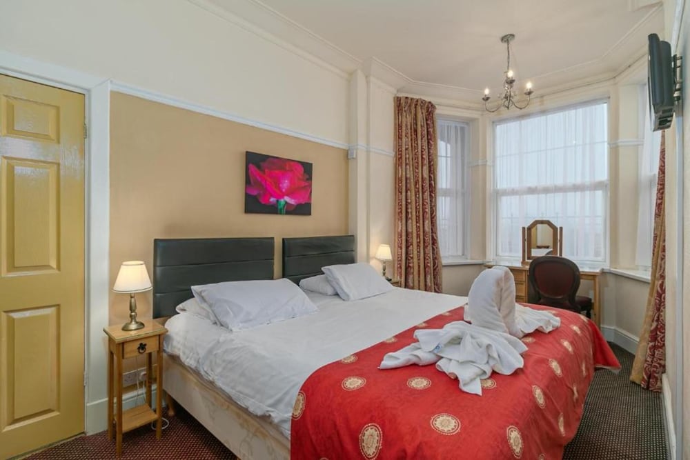 Standard, Twin Beds, Front View
