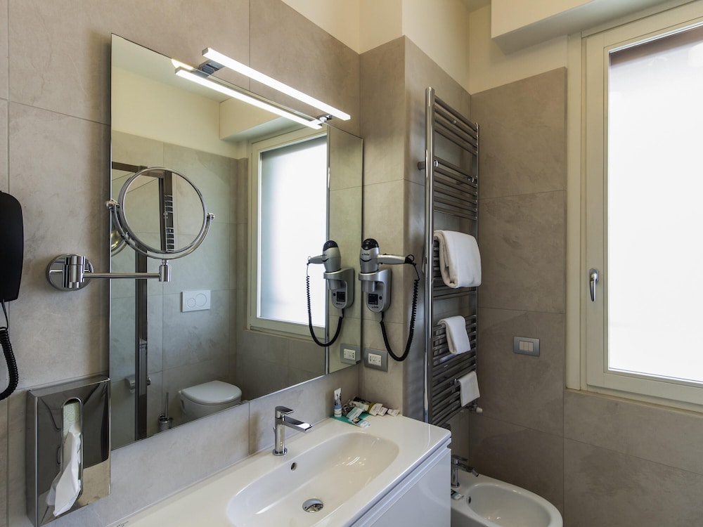 MERCURE MILANO SOLARI 72/75
