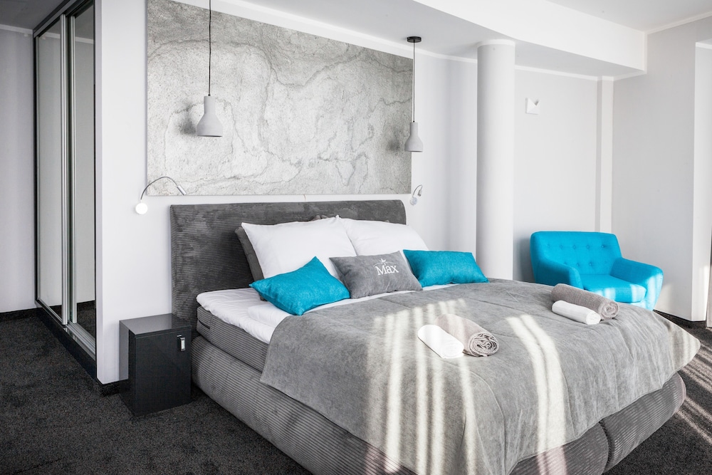 DELUXE, STUDIO, SUITE