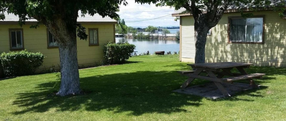 Lakeshore Inn 1/53
