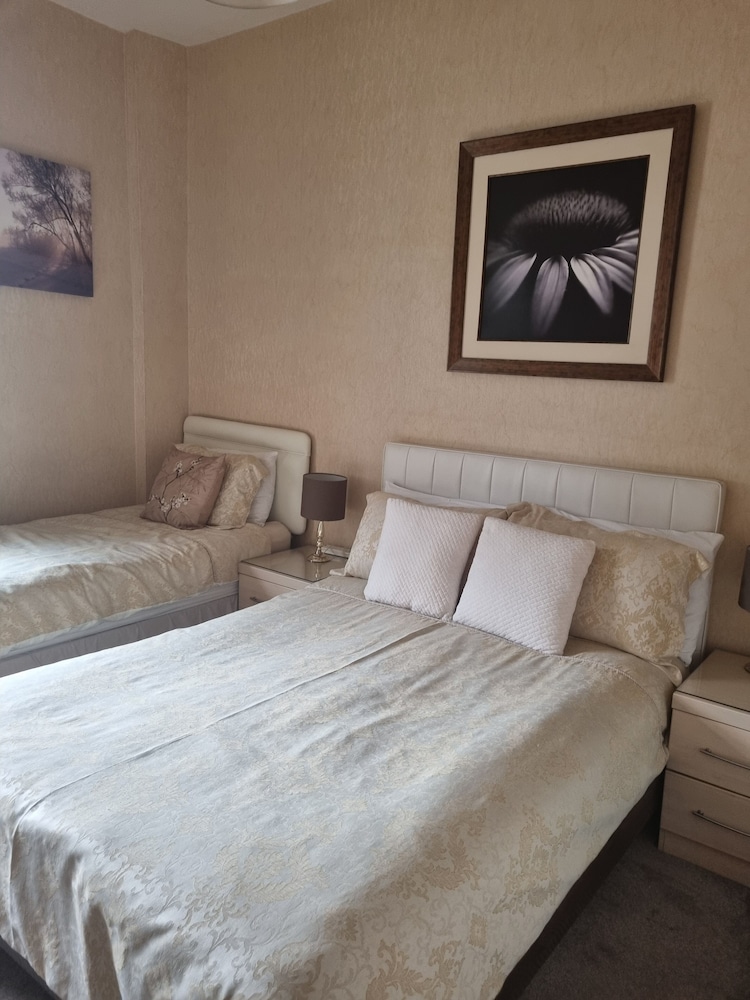 Family, 1 Double and 1 Single Bed, The Sands 5/10