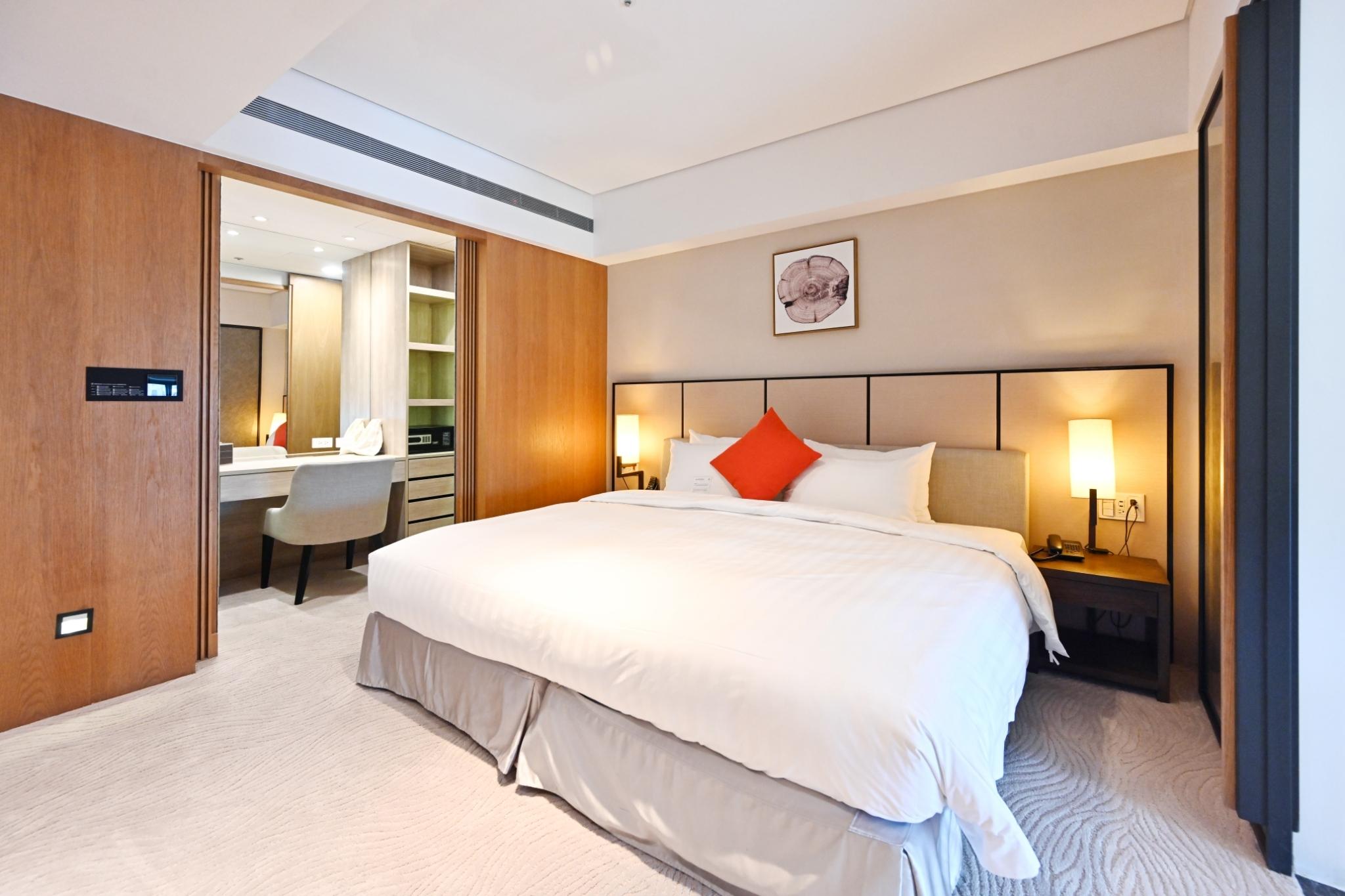 DELUXE, QUADRUPLE, TWIN BEDS