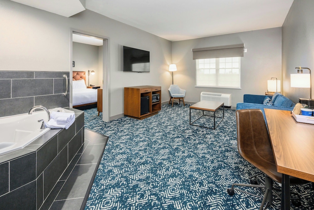 جناح بسرير كوين بغرفة نوم واحدة مع أريكة، Country Inn & Suites By Radisson Manchester Airport Nh 2/6