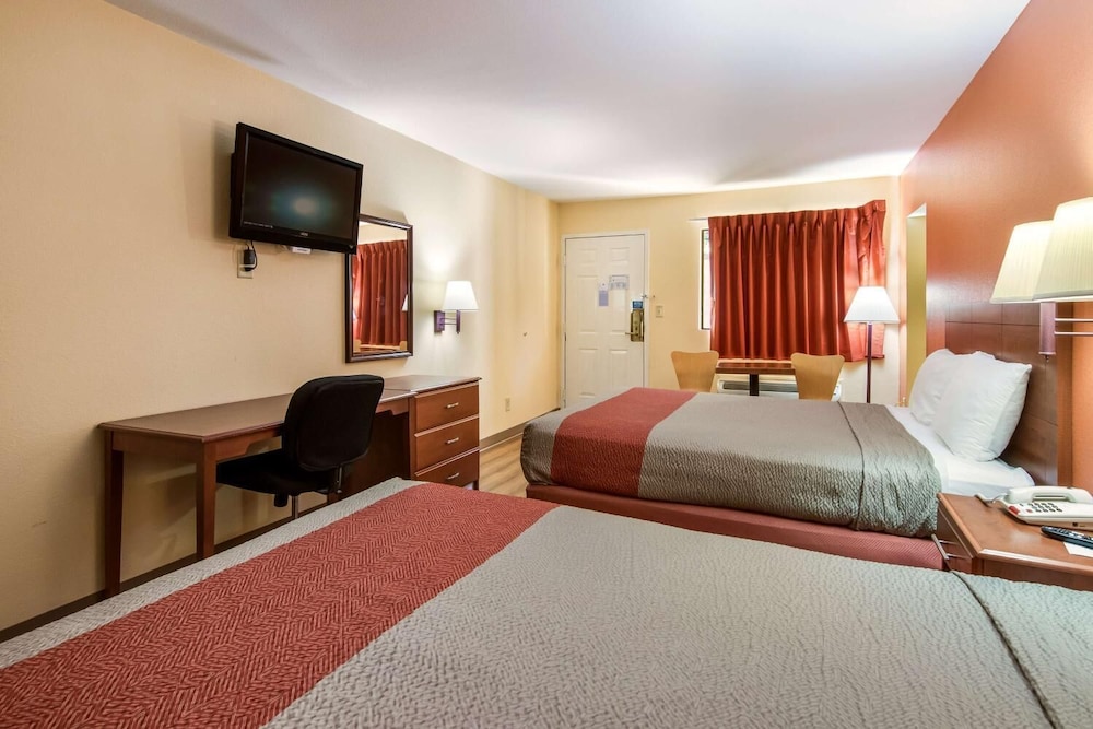 Rodeway Inn and Suites Macon 16/45