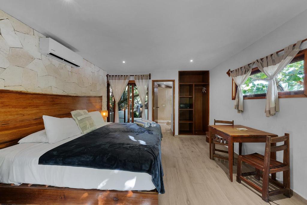 Standard, Queen Bed