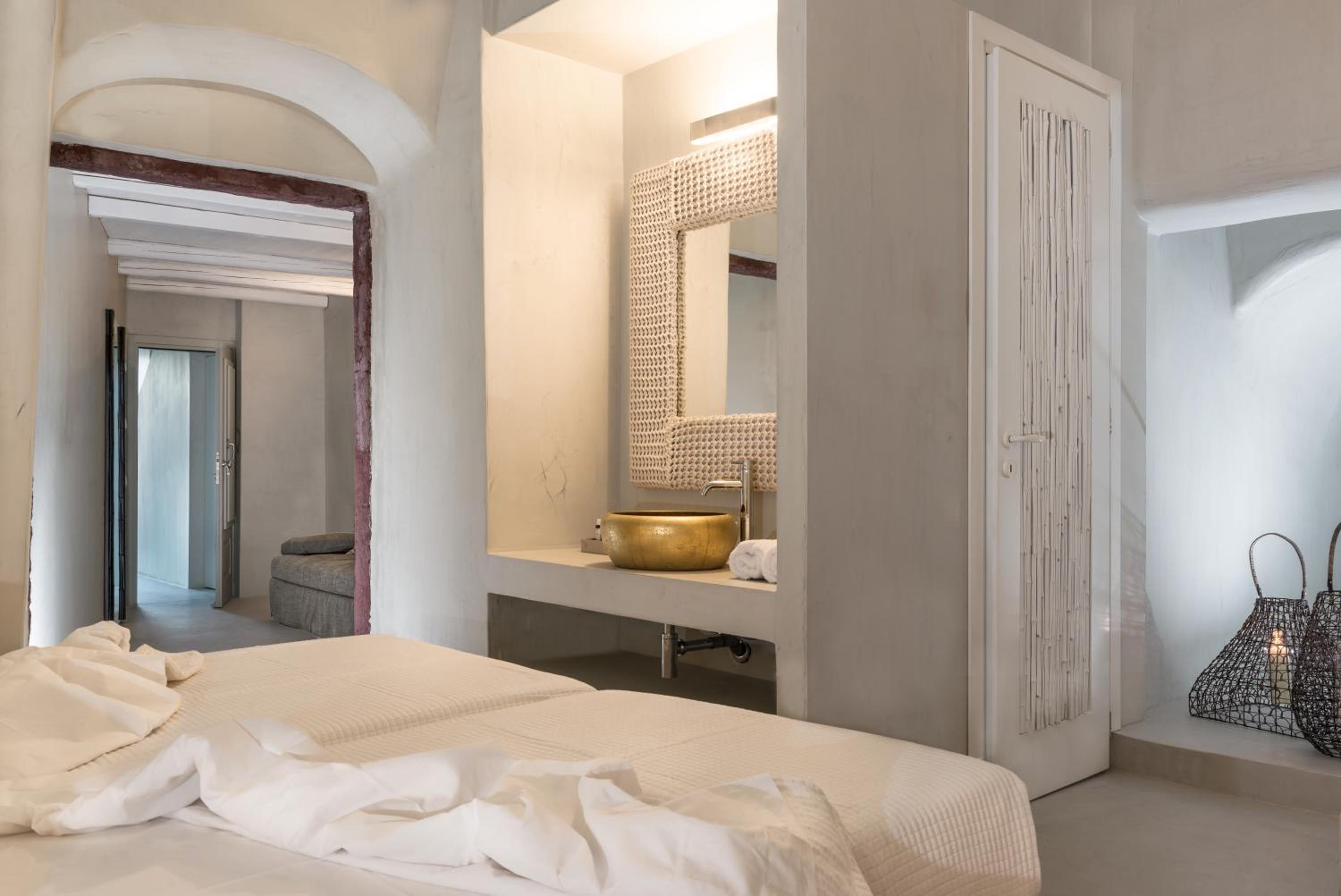 Cave, Executive, Suite, Hot Tub