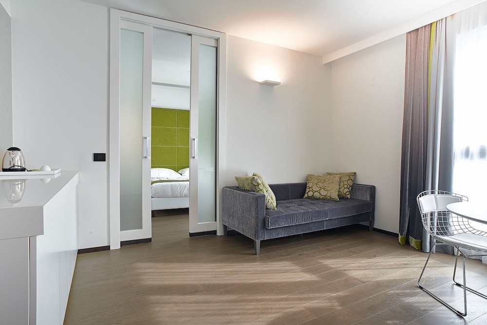 Link124 Hotel 39/65