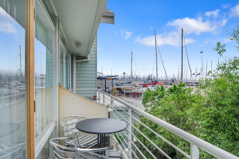 MainStay Suites Williamstown 22/63