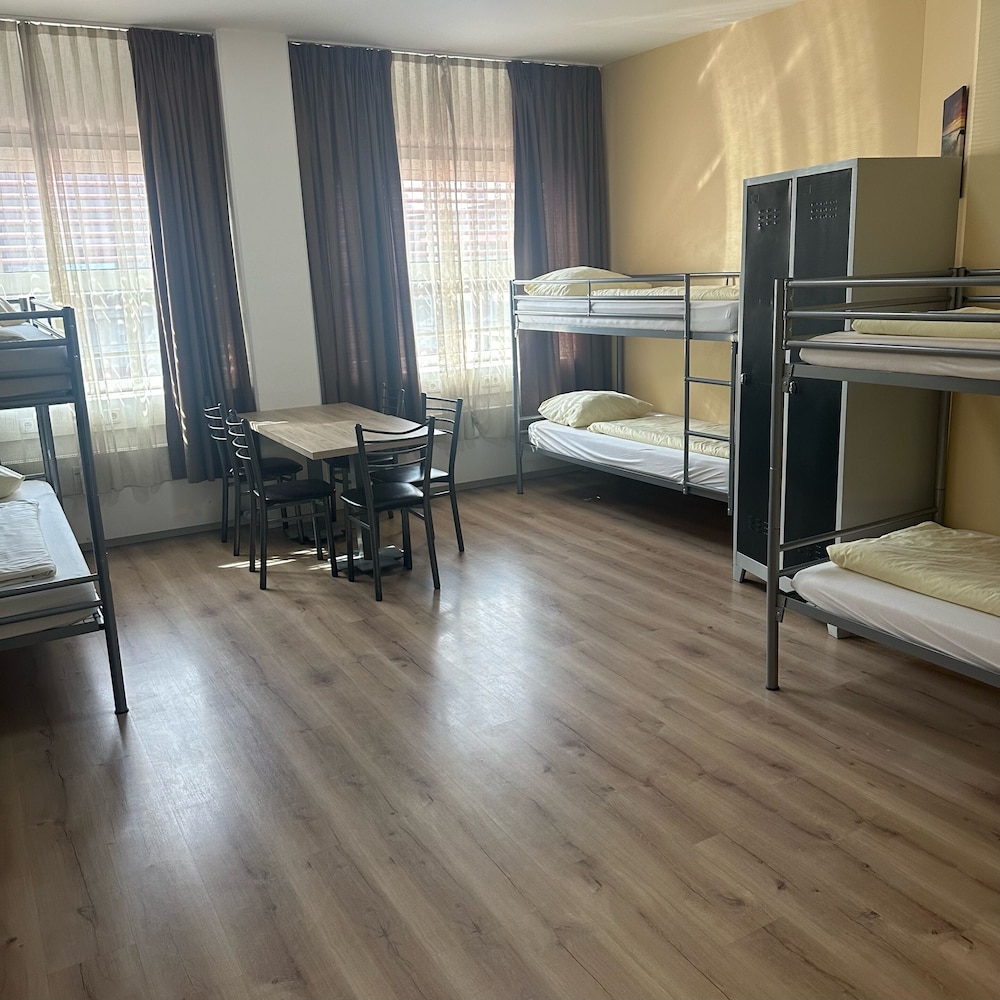 Low Budget Hostel 34/53