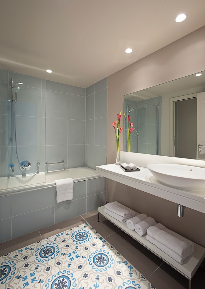 غرفة ديلوكس بسرير كوين بشرفة مع أريكة، Cures Marines Hotel Thalasso & Spa Trouville - MGallery Collection 3/4