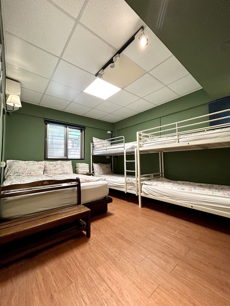 Ximen Triple Tiger Hostel 27/50