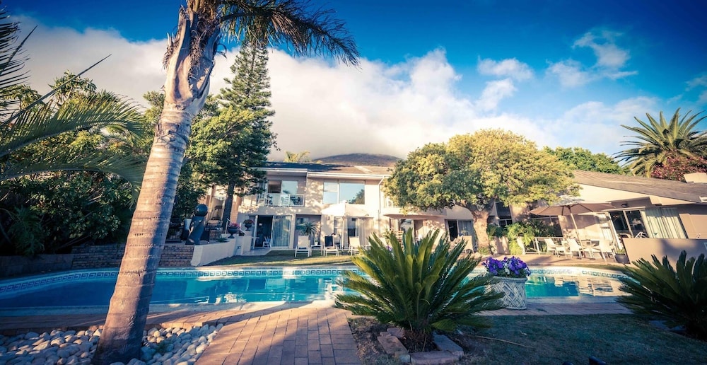 Capo Cabana Guesthouse 11/20