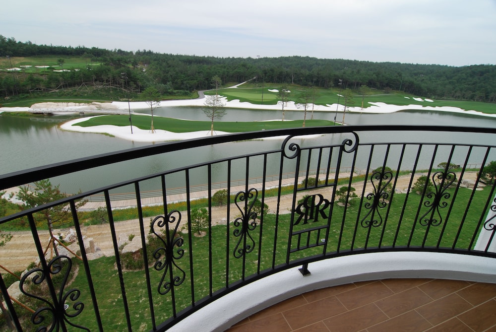 PINE RIDGE RESORT 43/47