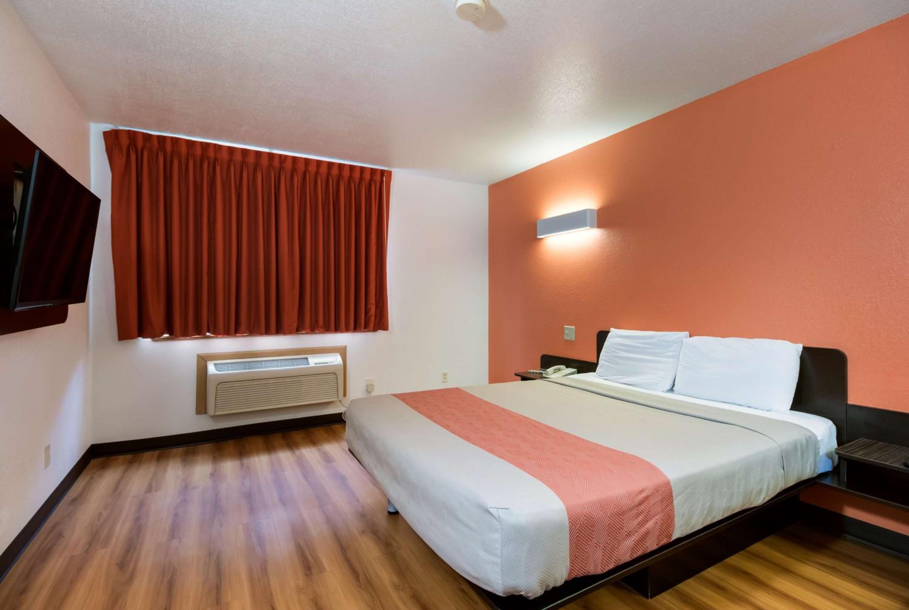 2 King Beds - Non-Smoking, Micfridge