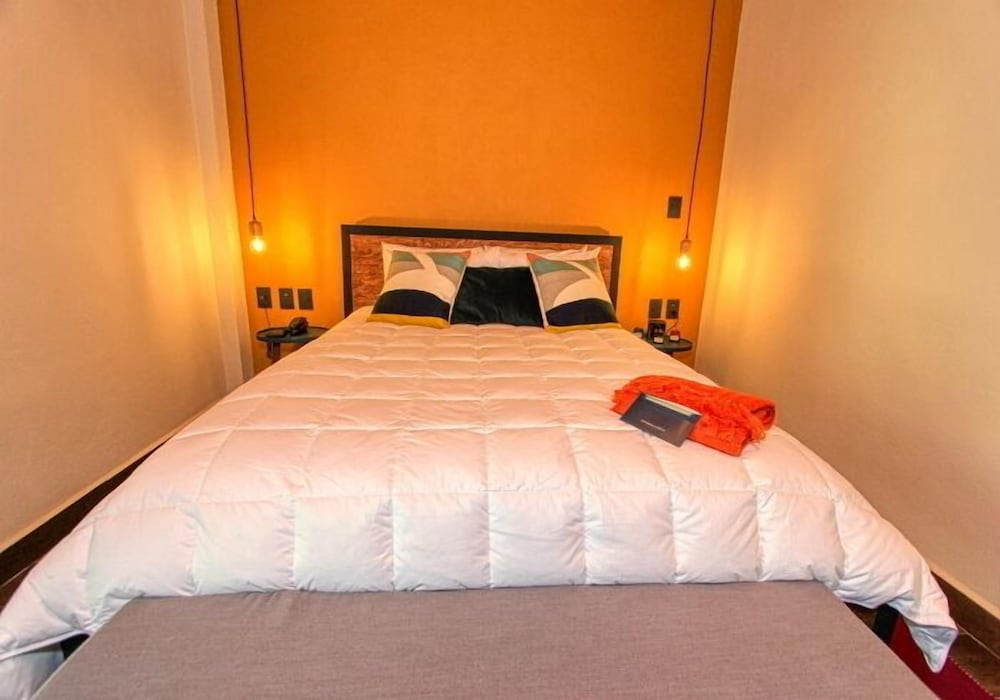 Junior, Queen Bed