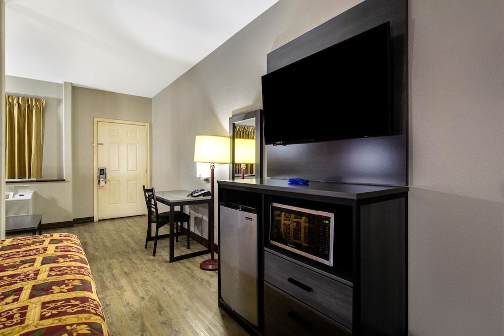 Executive Inn & Suites 13/21