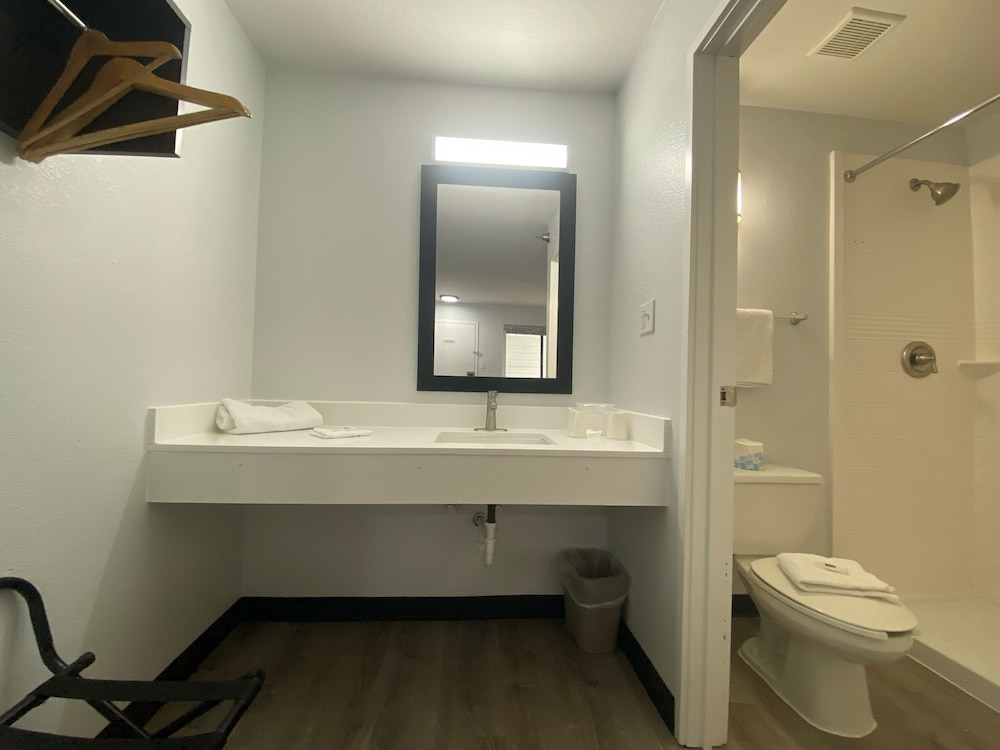 Motel6 Windsor Locks, CT - Hartford 63/66