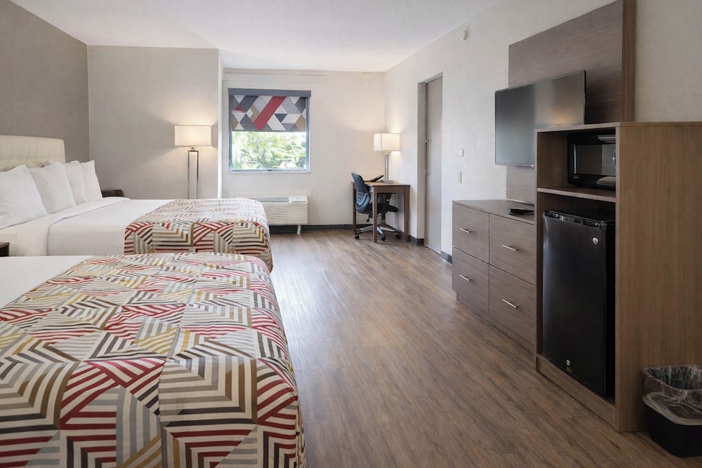 2 Queen Beds - Non-Smoking, Shower، Motel6 Lake City, FL – Medical Center 9/10