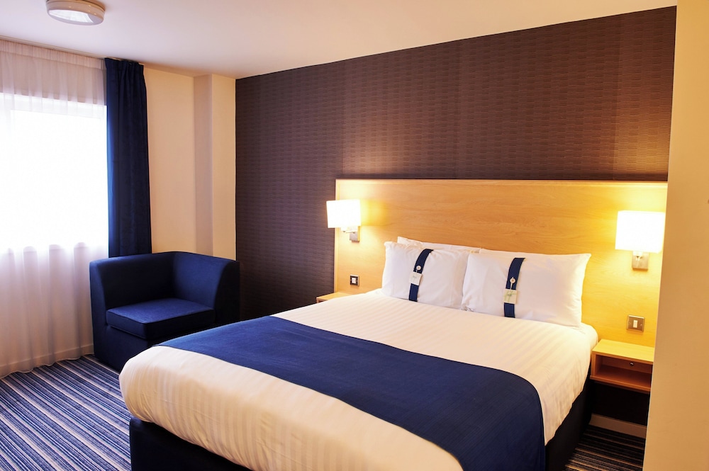 Holiday Inn Express Manchester Airport 24/74